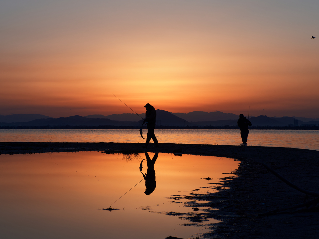 琵琶湖の朝日と釣り人