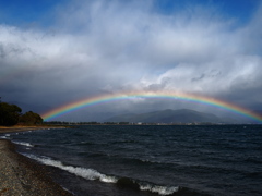 湖面の虹