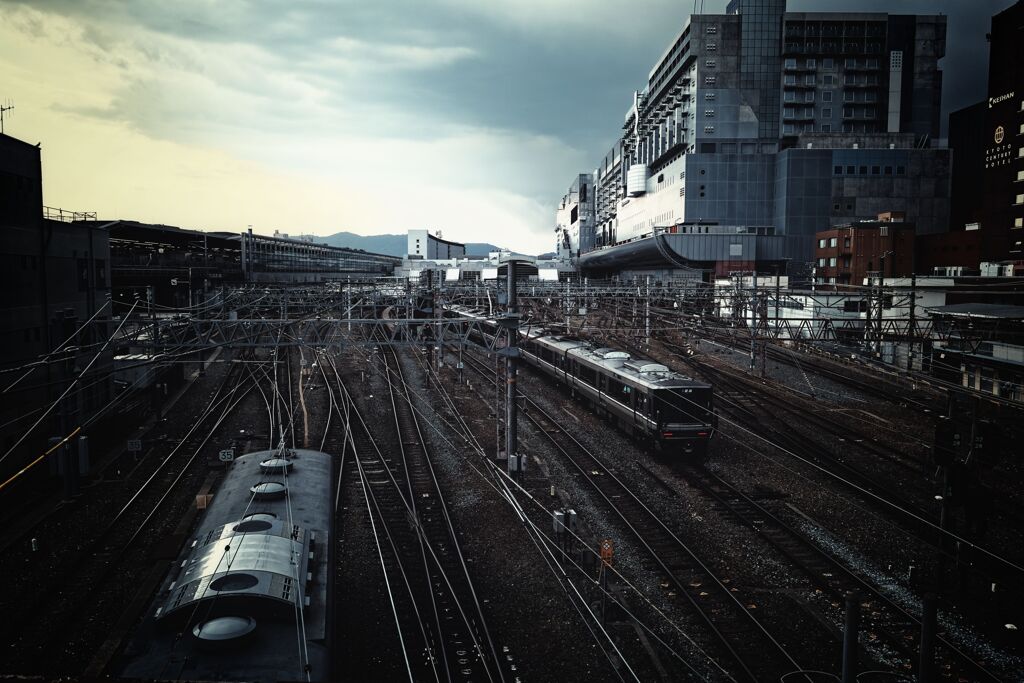 行き交う（京都駅）