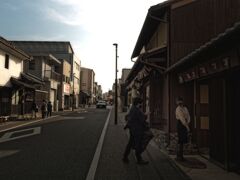 ポーズをとる人