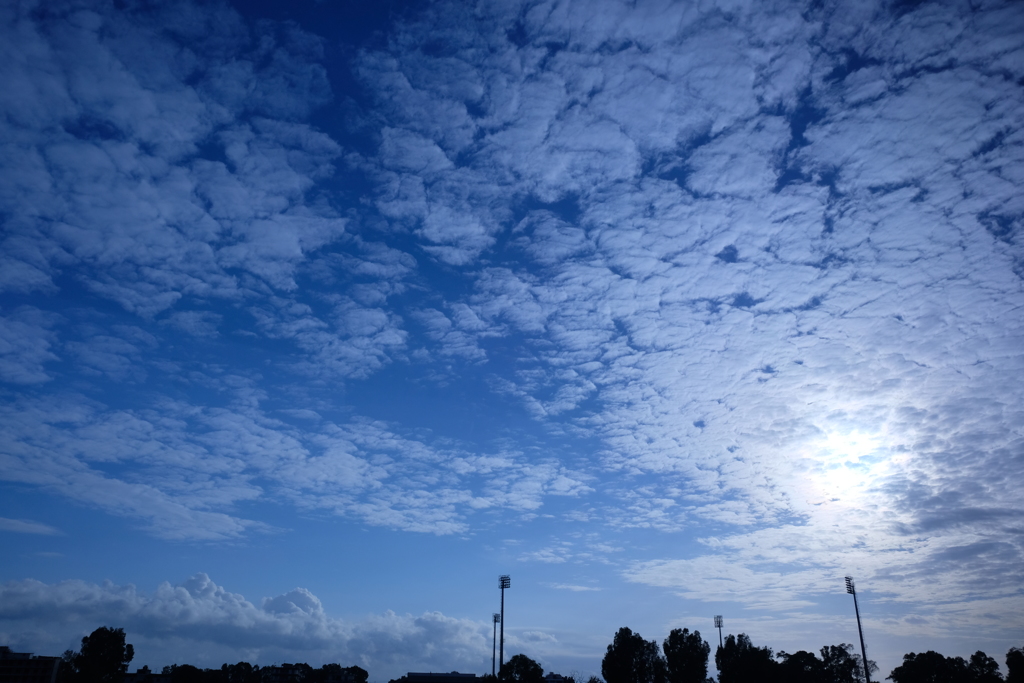 青い空と変な雲