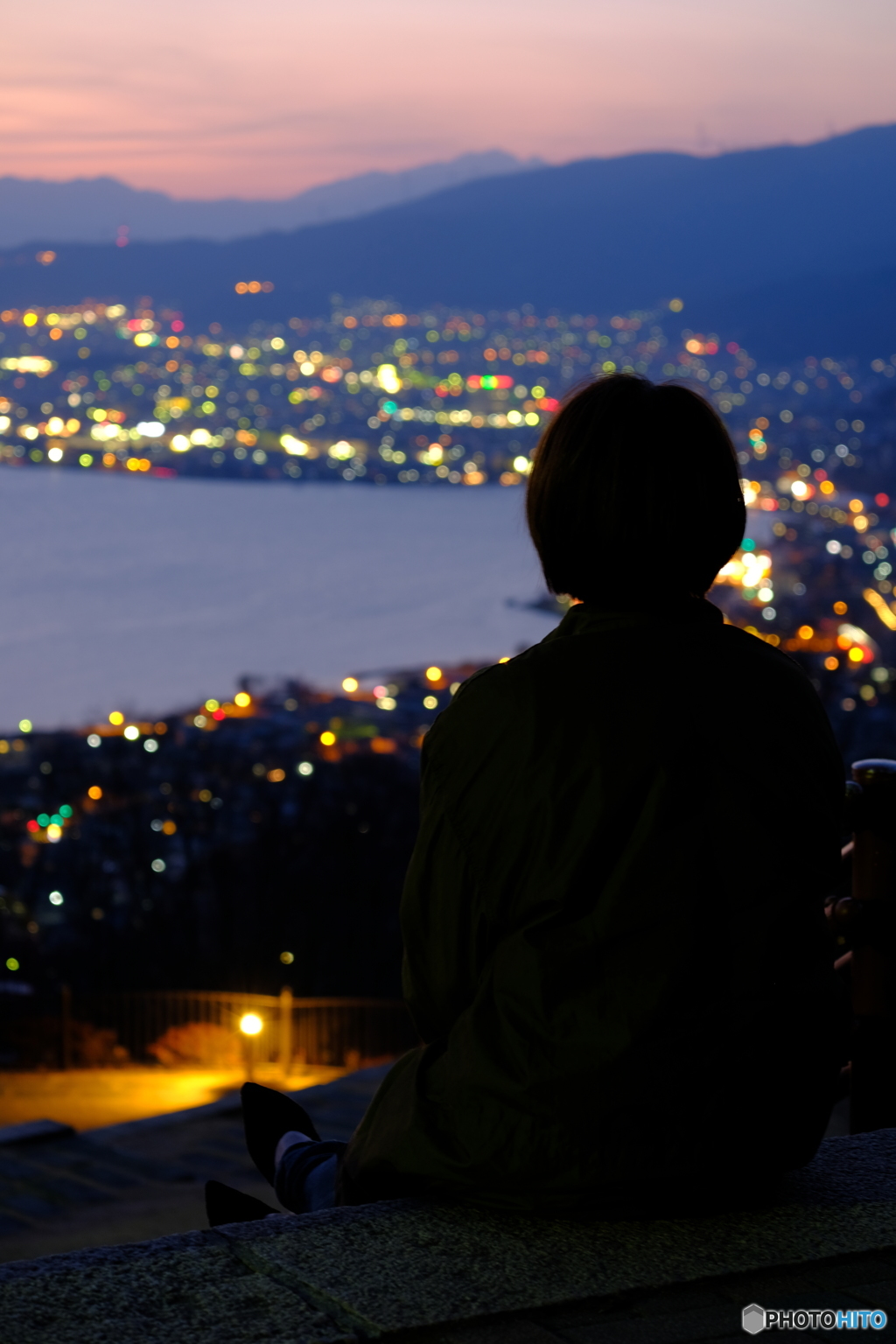 諏訪湖の夜景を見る女性 By 細山田商事 Id 写真共有サイト Photohito