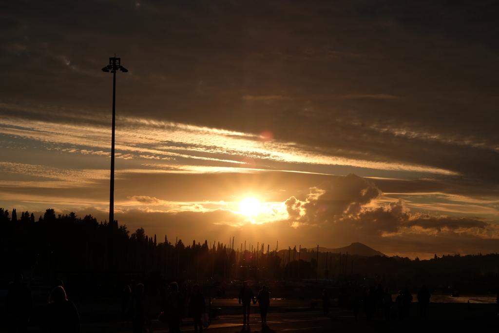 雲の隙間からちょっとだけ夕日