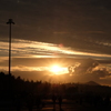 雲の隙間からちょっとだけ夕日