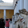 アヒリオン宮殿　ゼウスの9人の娘像