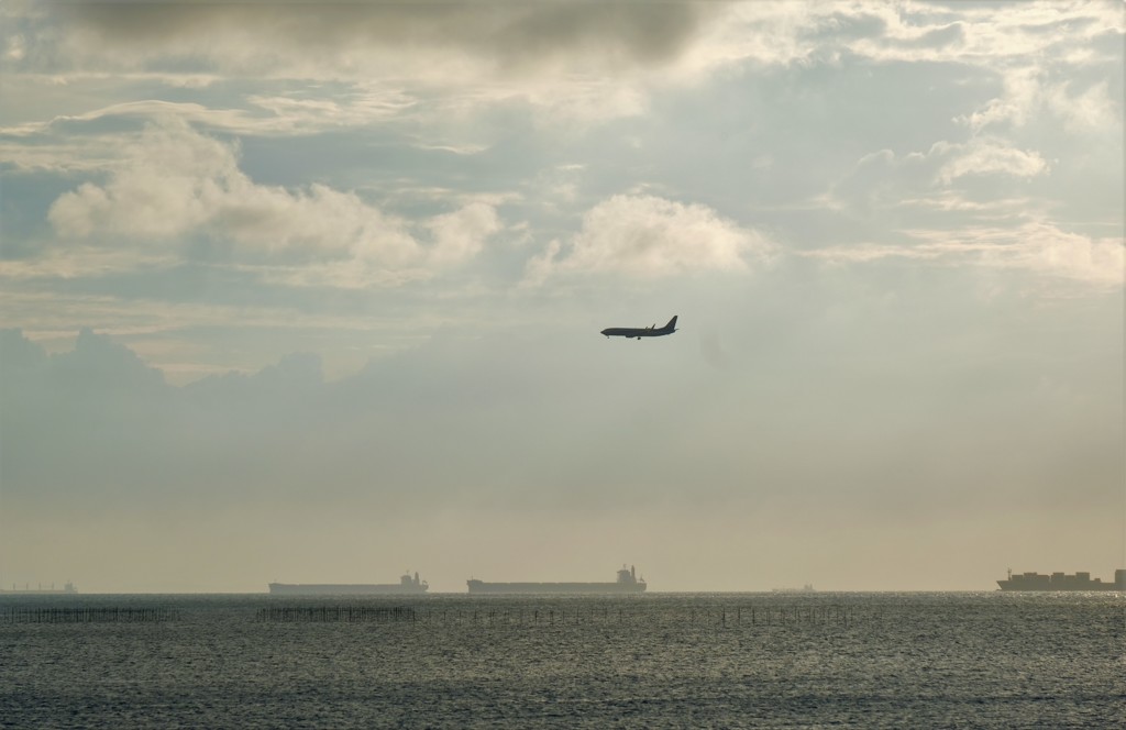 夕暮れ飛行機