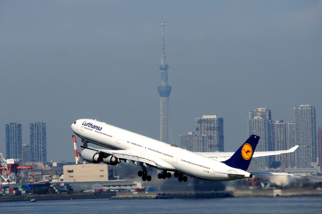 東京スカイツリー　Ａ340-600離陸