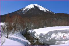 「輝く残雪の雛岳」