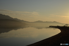 朝の湖