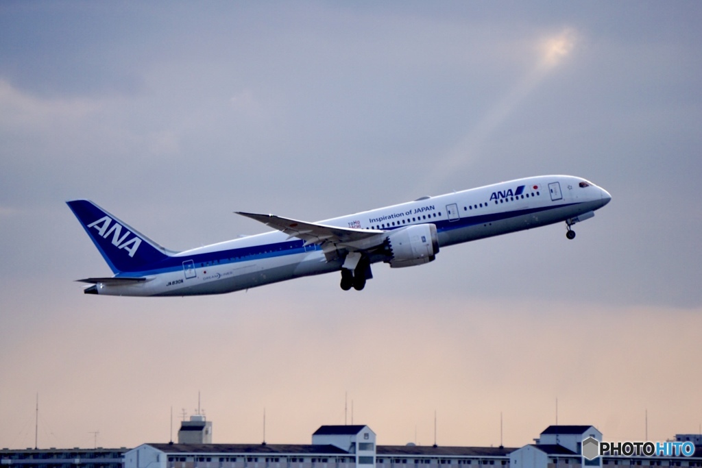 飛行機と雲間から射す光✨