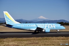 FDA✈️と冠雪の富士山