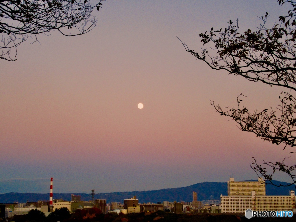 大阪城から生駒山方面を眺む。