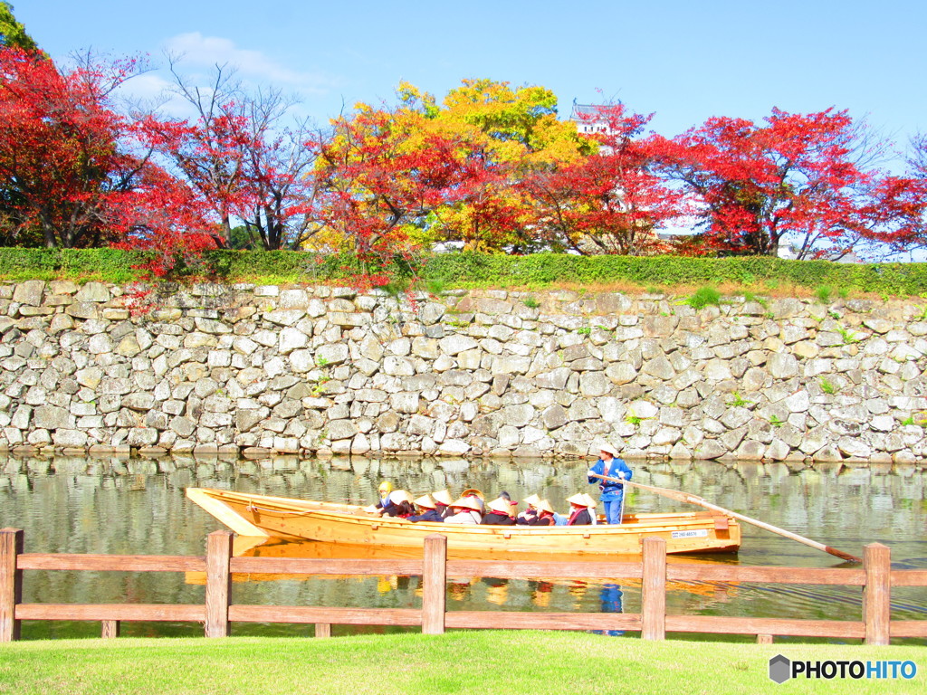 秋の姫路城 お堀の観光和船