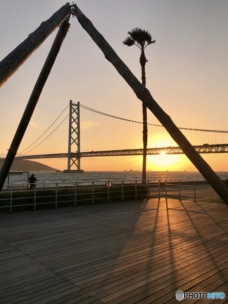 明石海峡大橋と光と影