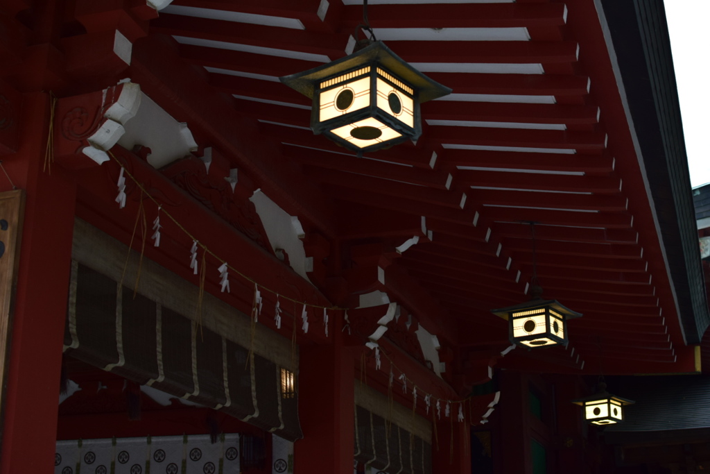 神社にて