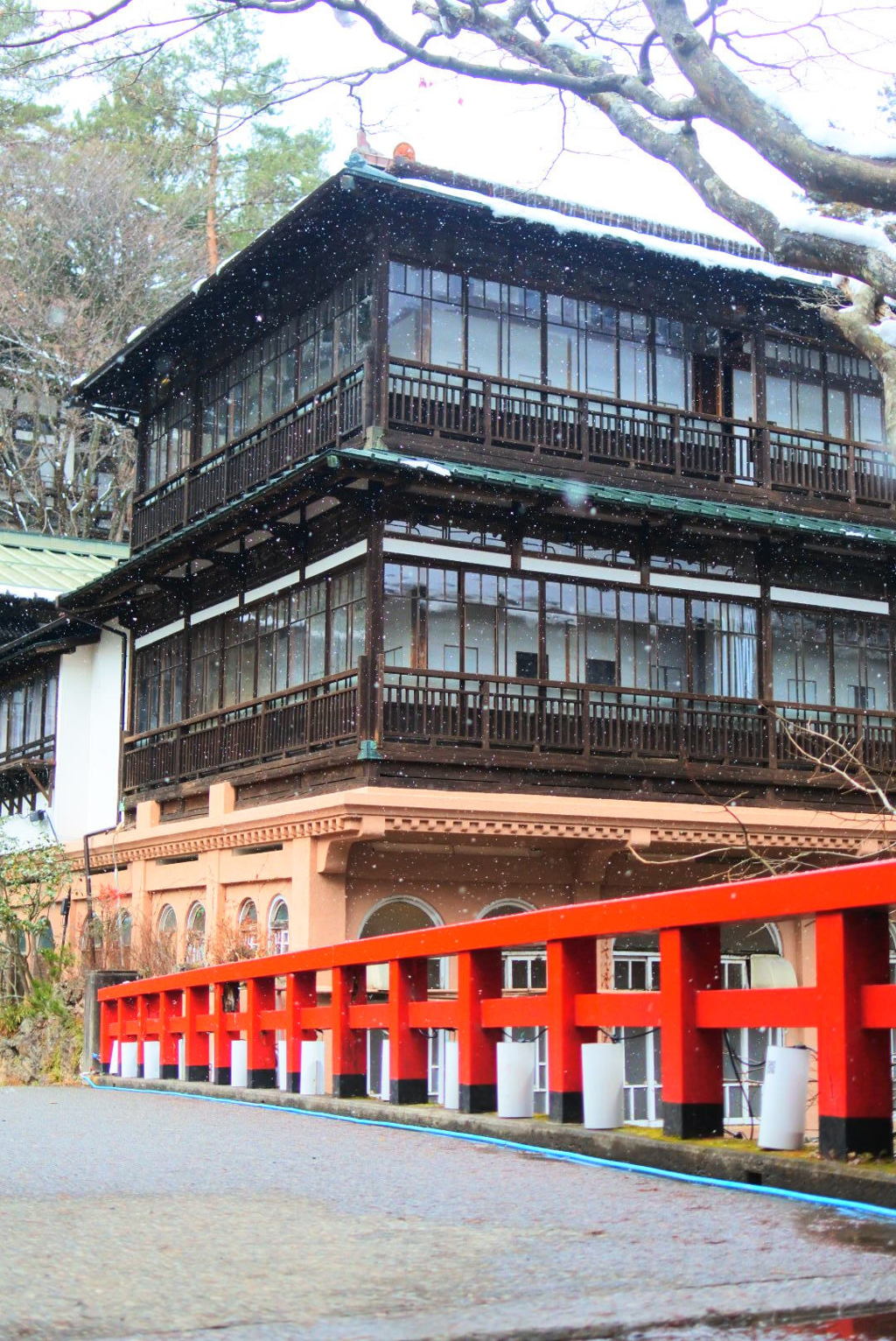 積善館と雪