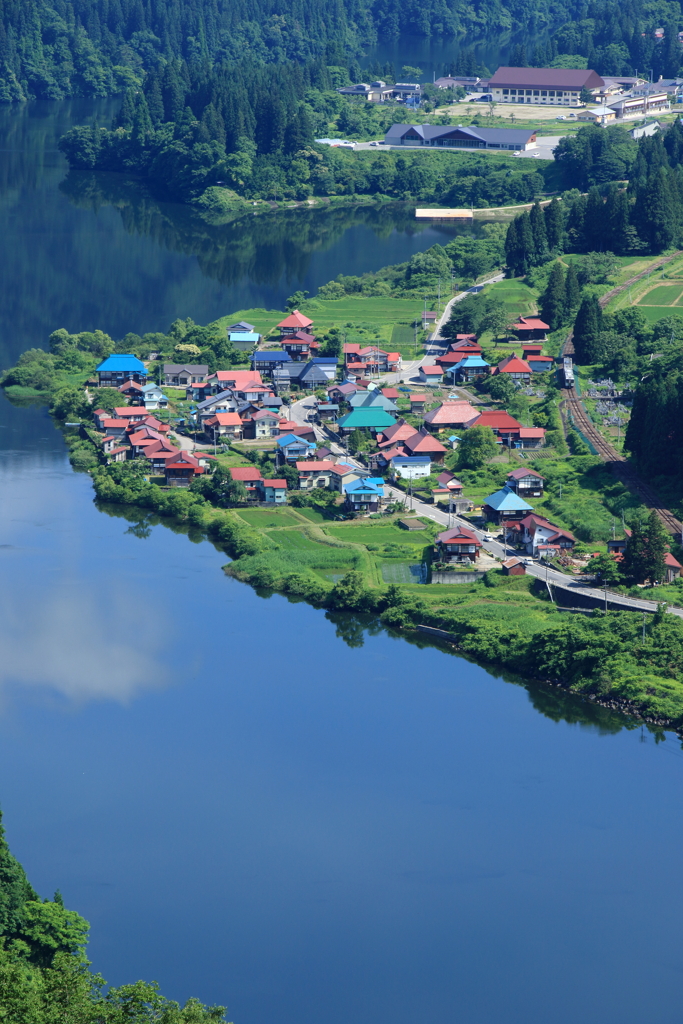 只見川と田園風景