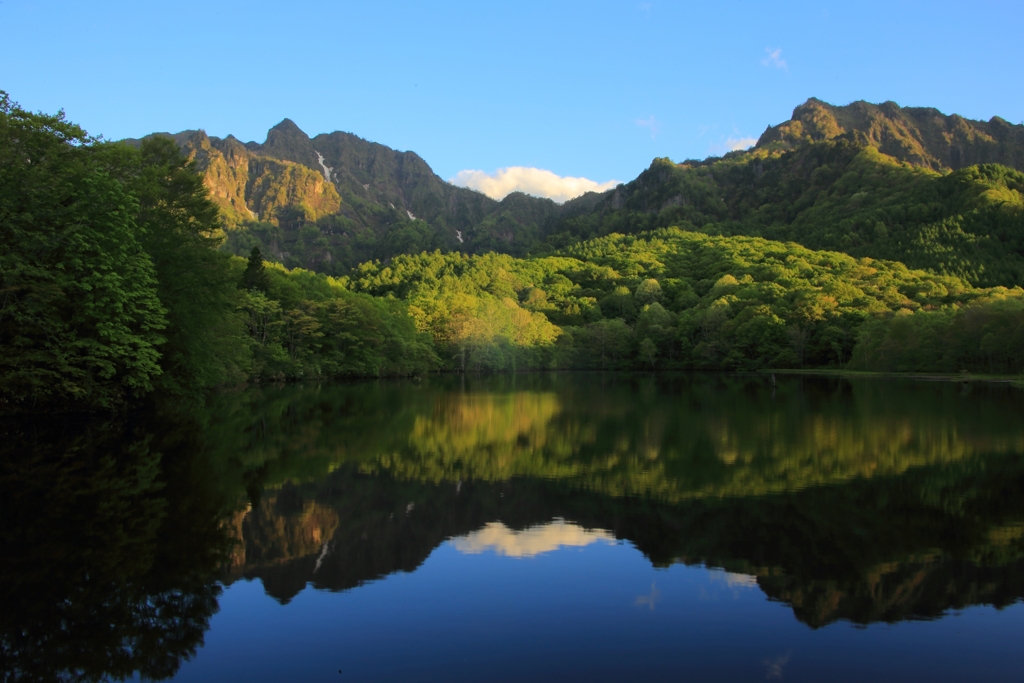 新緑の戸隠鏡池