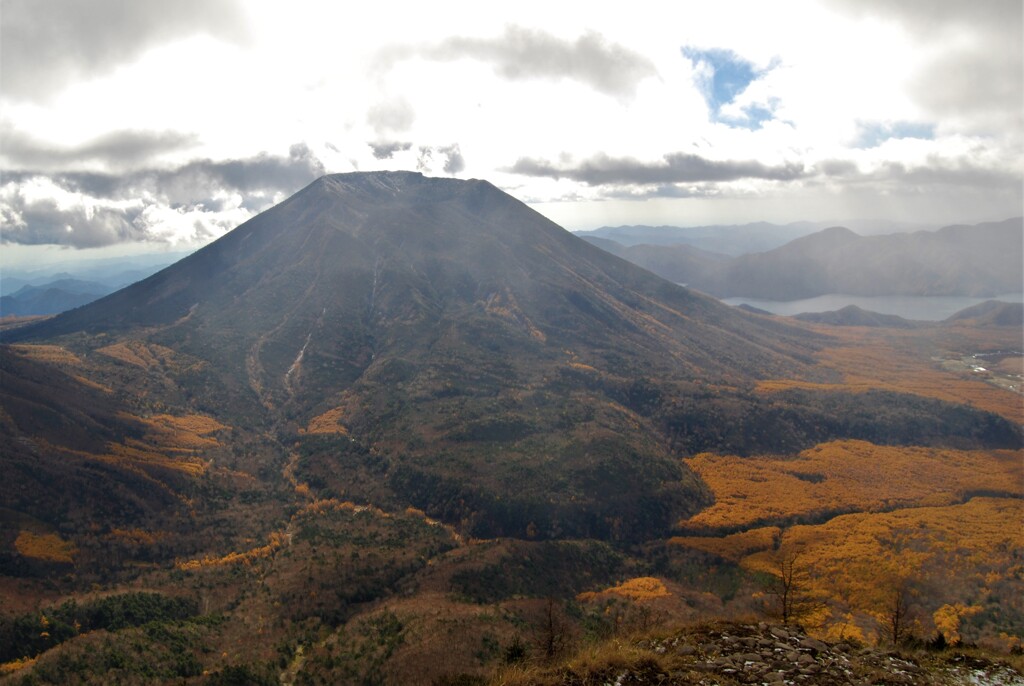 秋の男体山