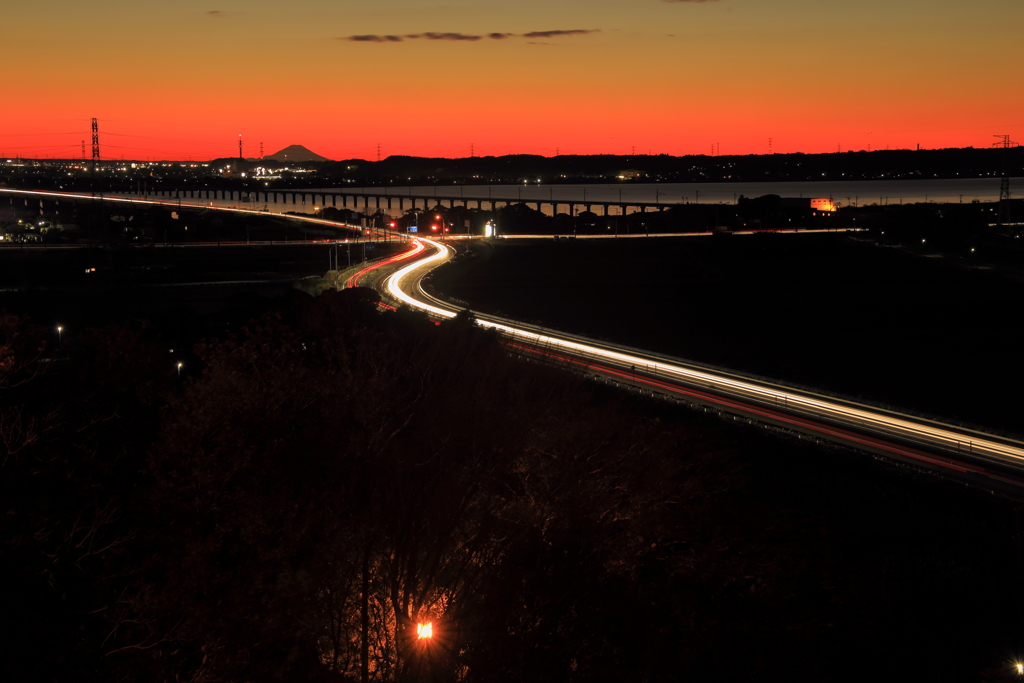 夕暮れの光跡