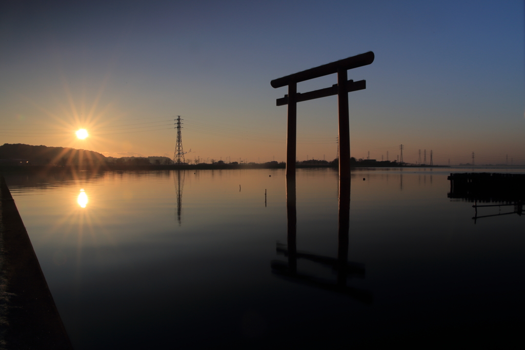 朝陽と鳥居