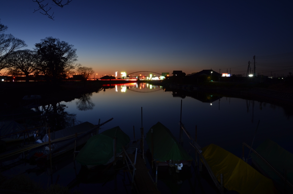 夕刻の船溜まり