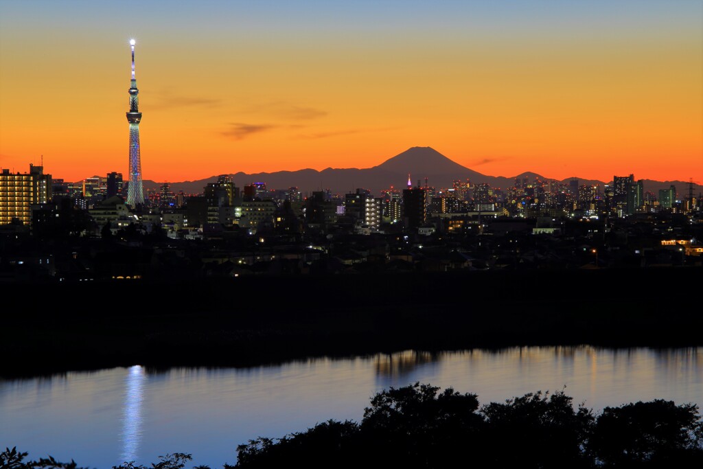 都会の夕暮れ