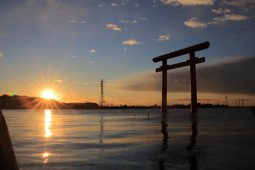 朝日と大鳥居(2021年12月31日撮影）