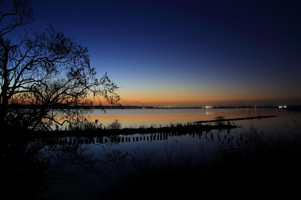 湖の夜明け