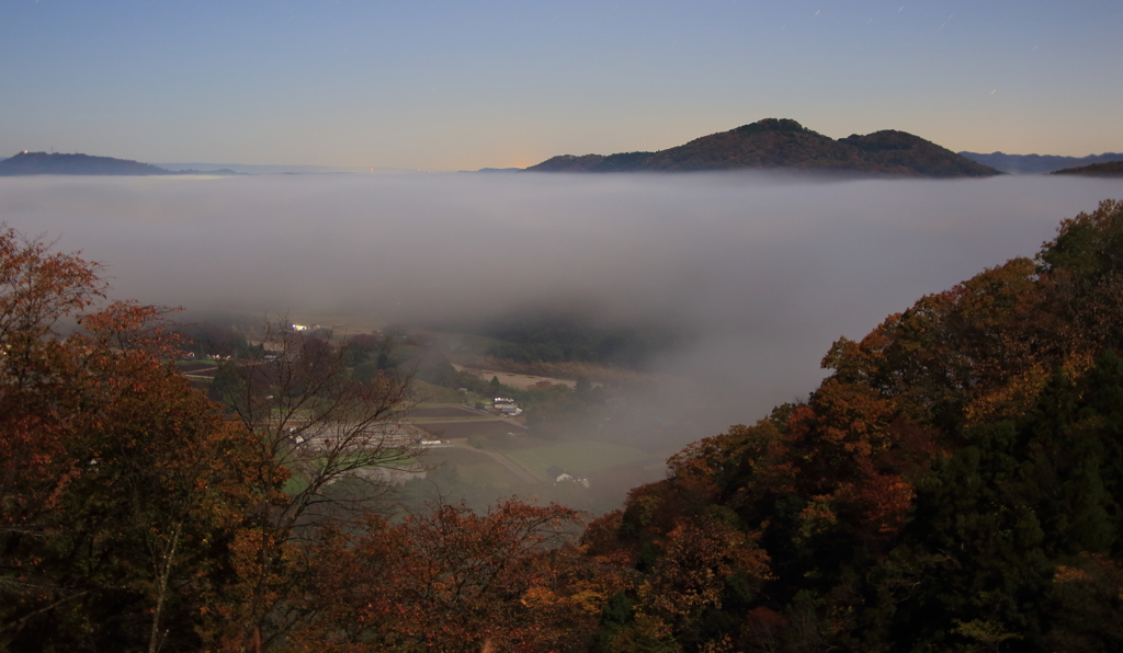 川霧が舞う里山