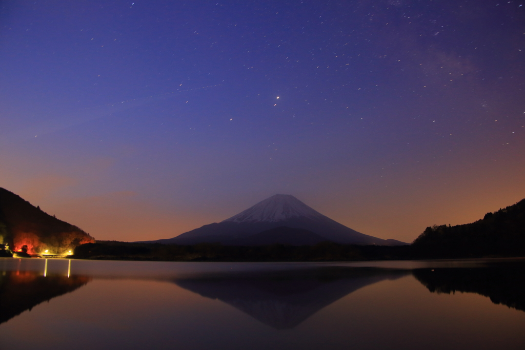 精進湖の夜明け