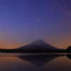 精進湖の夜明け