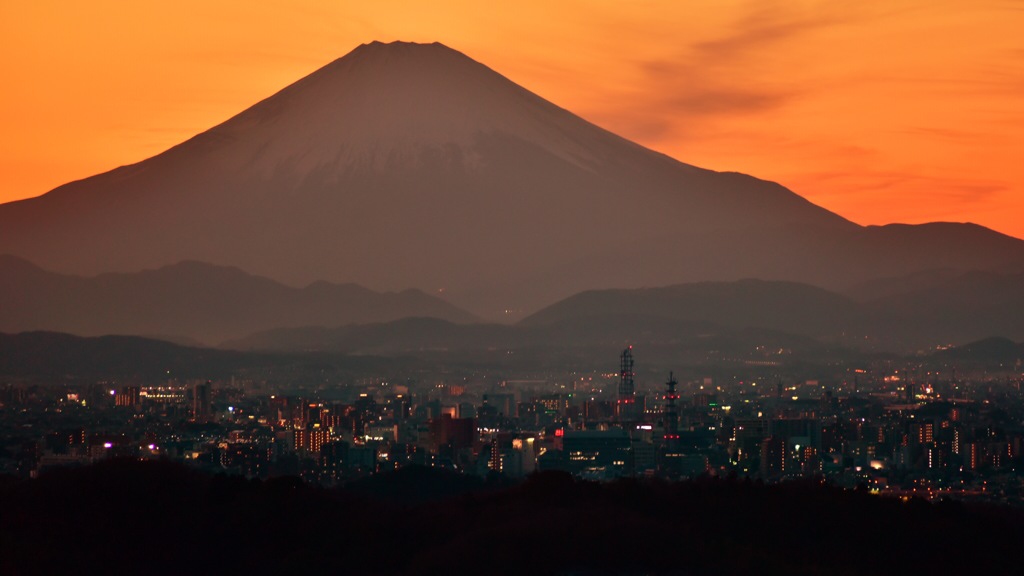 オレンジに染まる富士山