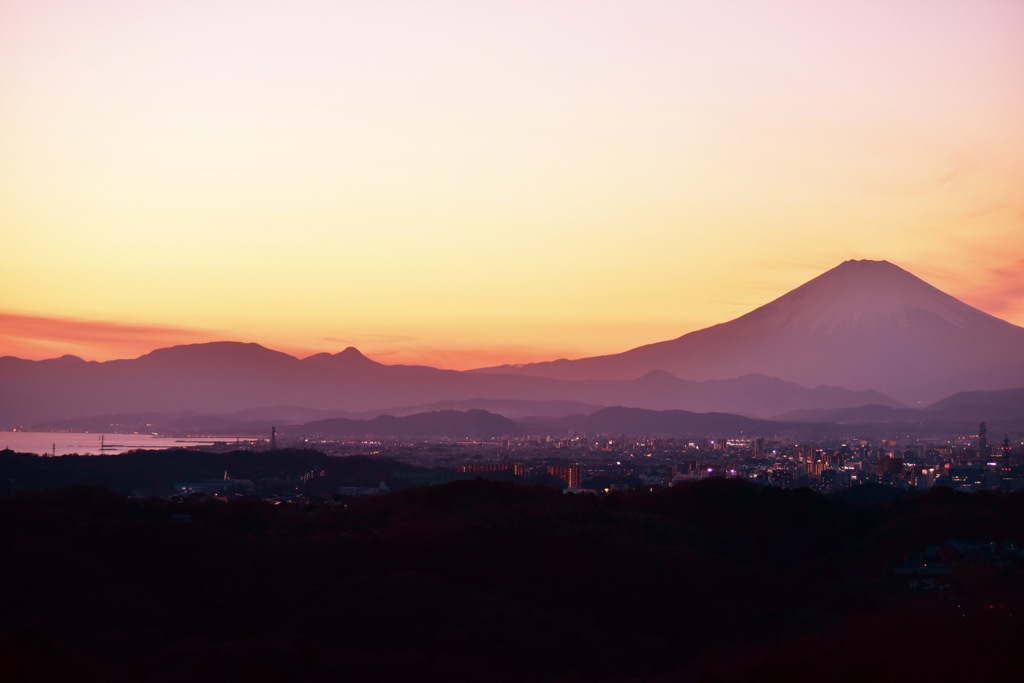 薄いピンクを纏う富士山