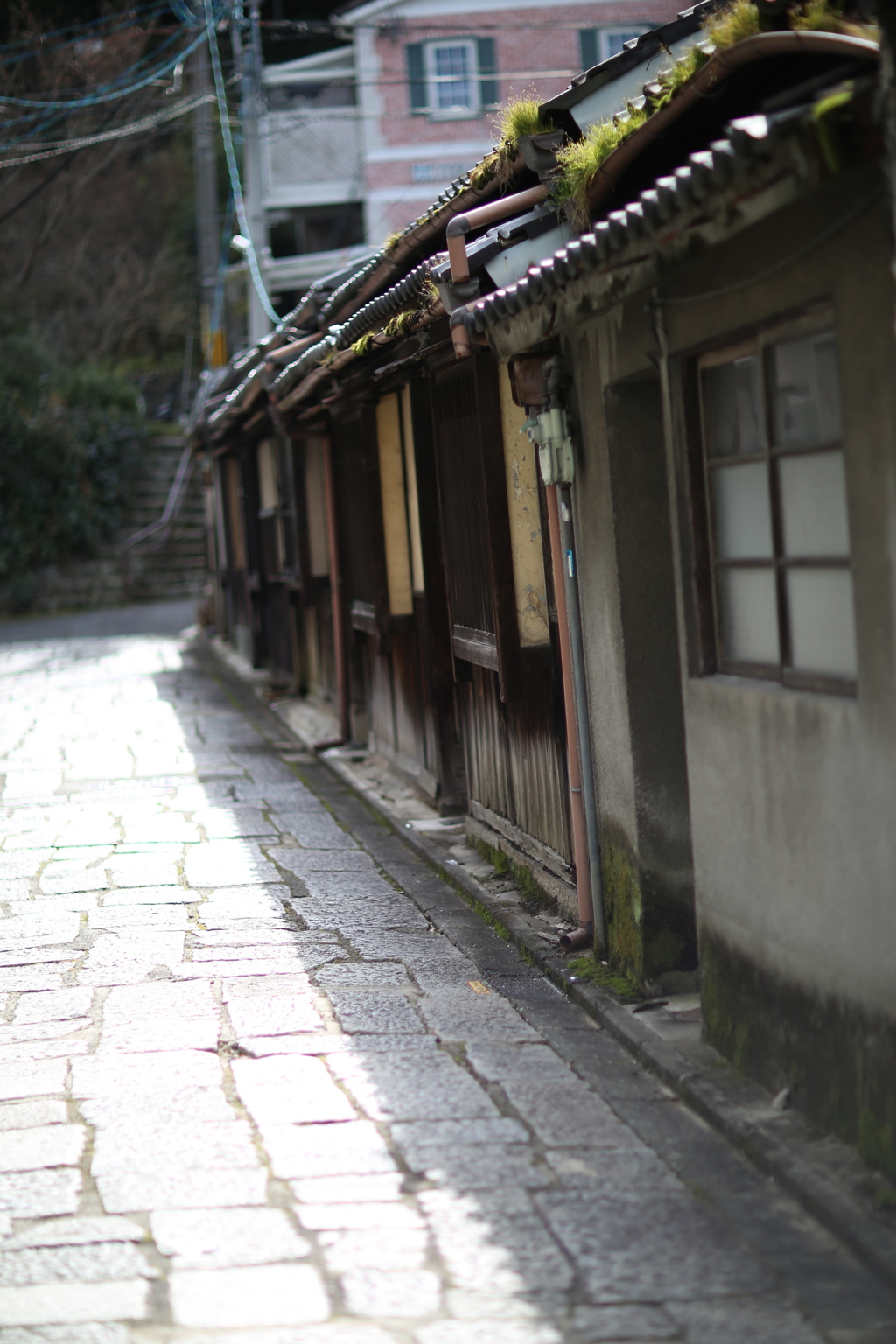 街中の路地の古民家