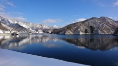 冬のダム湖畔