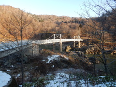 朝日を浴びる吊り橋