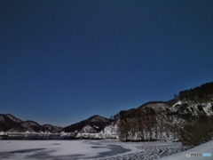 ダム湖の北の空