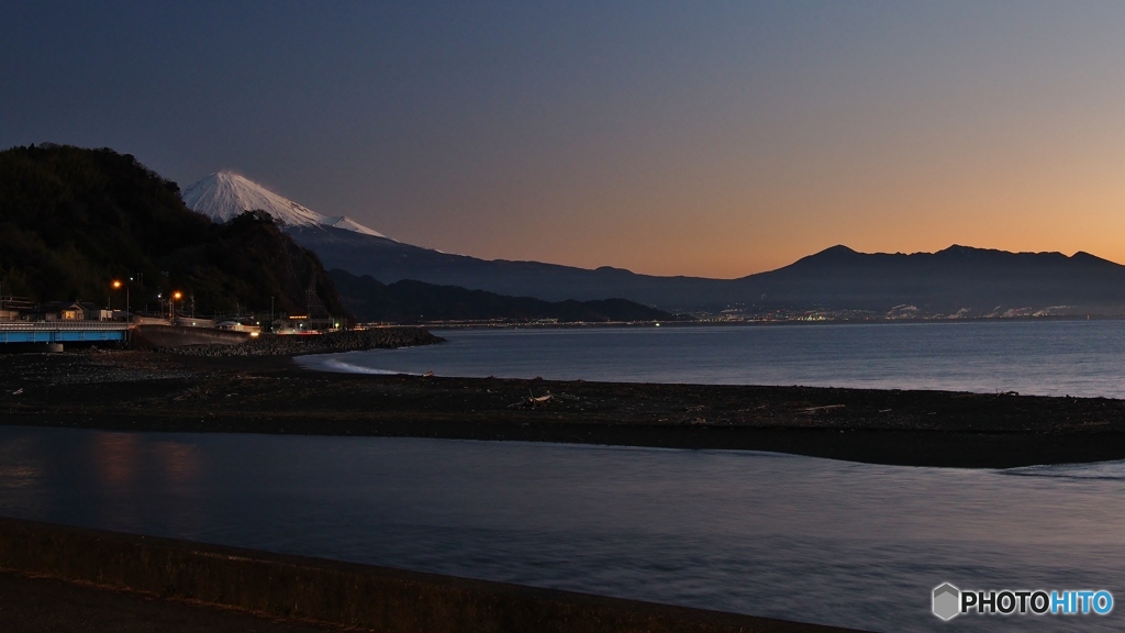夜明け前の富士山