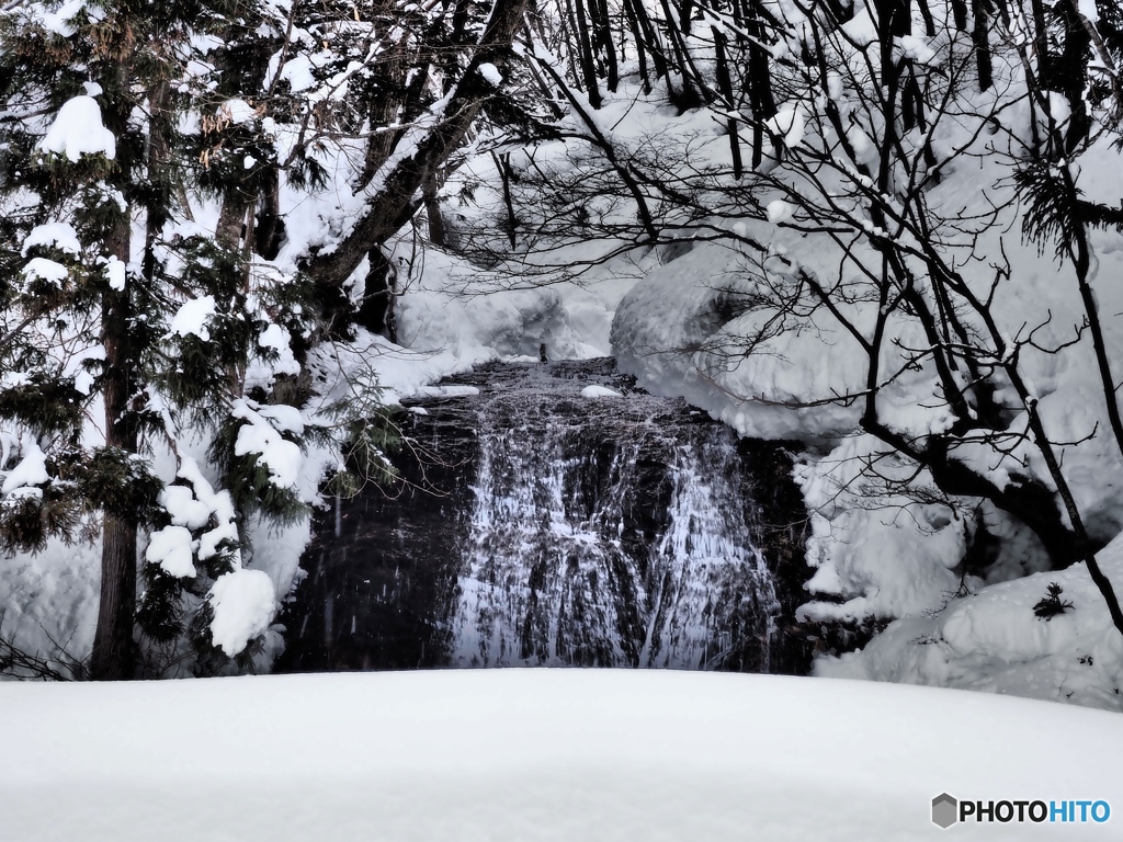 雪の中の滝