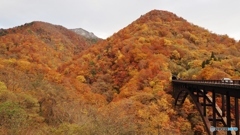 色づきの山と、雪山
