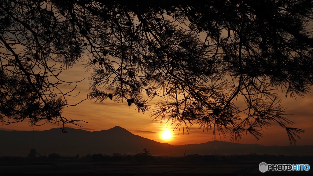昇る朝日と磐梯山