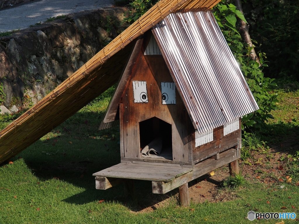 合掌造り風の犬小屋