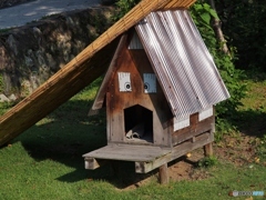 合掌造り風の犬小屋