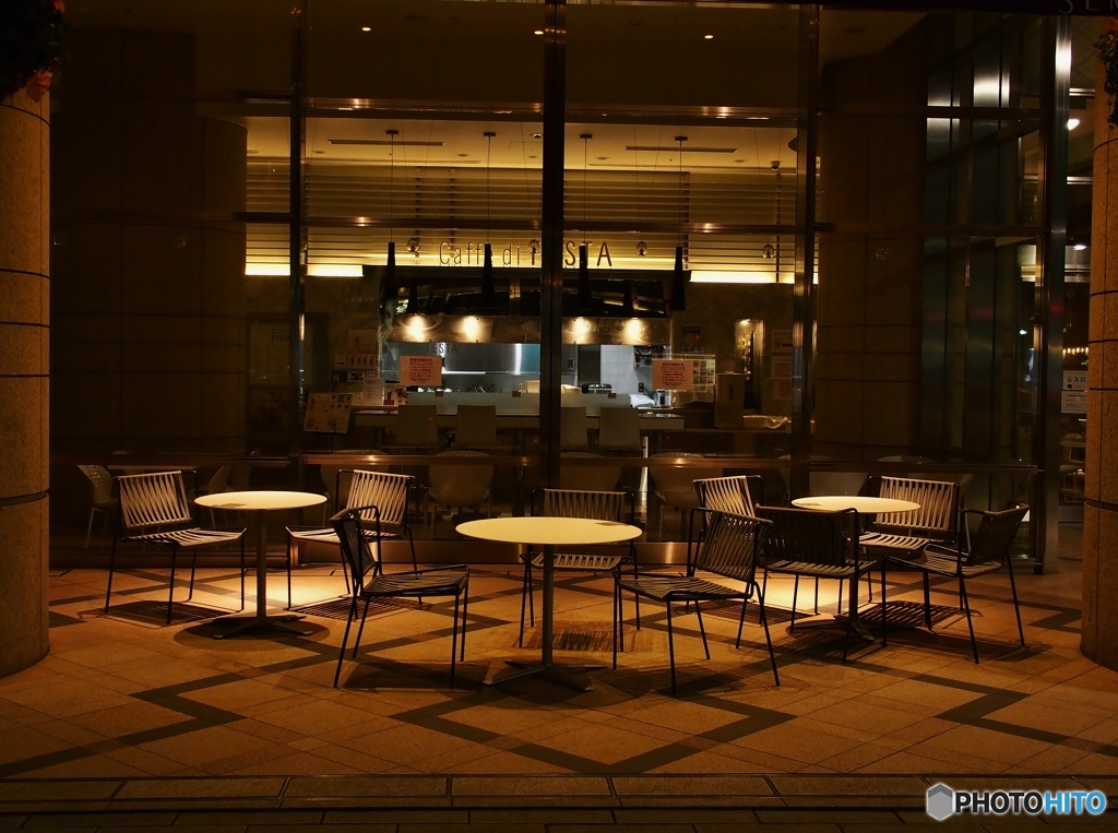 夜のカフェ