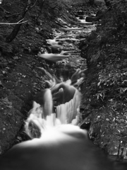 モノトーンの滝