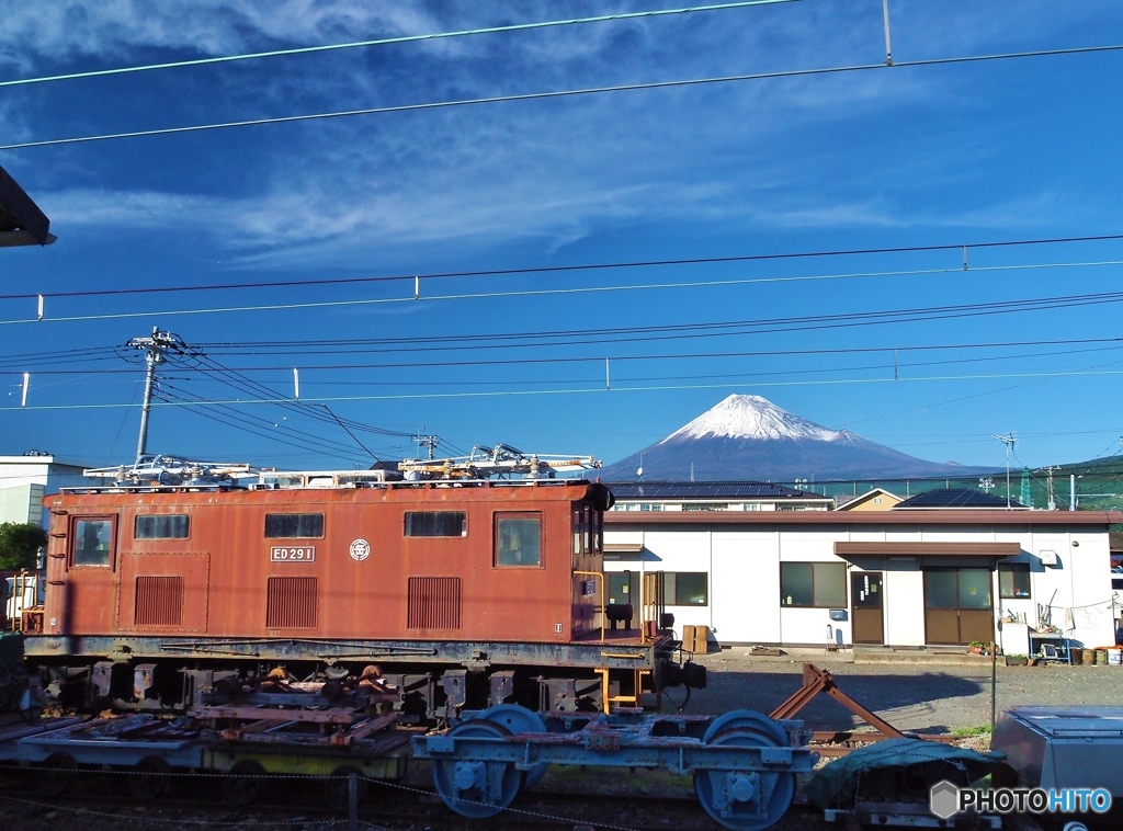 岳南富士岡駅と富士山