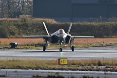 ＲＷ２４へ進入開始するＦ-３５Ａ_03