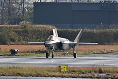 ＲＷ２４へ進入開始するＦ-３５Ａ_01