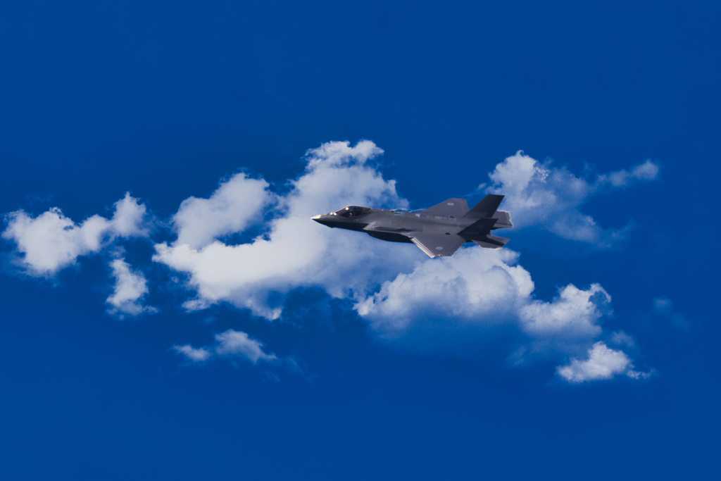 大空を翔ぶ、最新鋭機_01